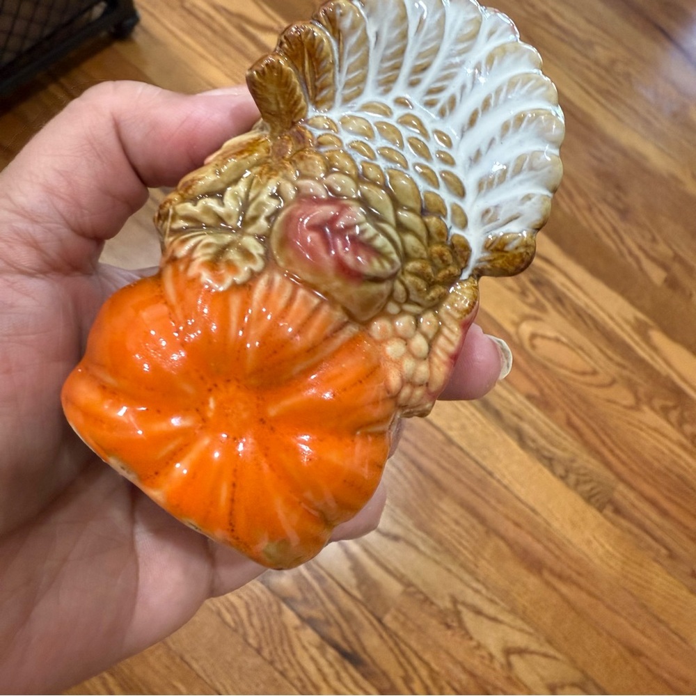 TII Vintage Salt & Pepper Turkey Shakers W/Ceramic Pumpkin Dish - Picture 14 of 16